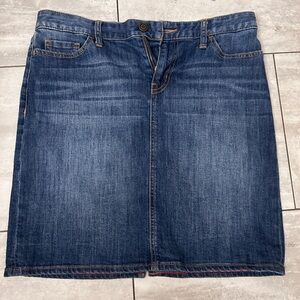 Tommy Hilfiger denim skirt knee length
98% cotton
2% elastane
Size 4
Medium wash